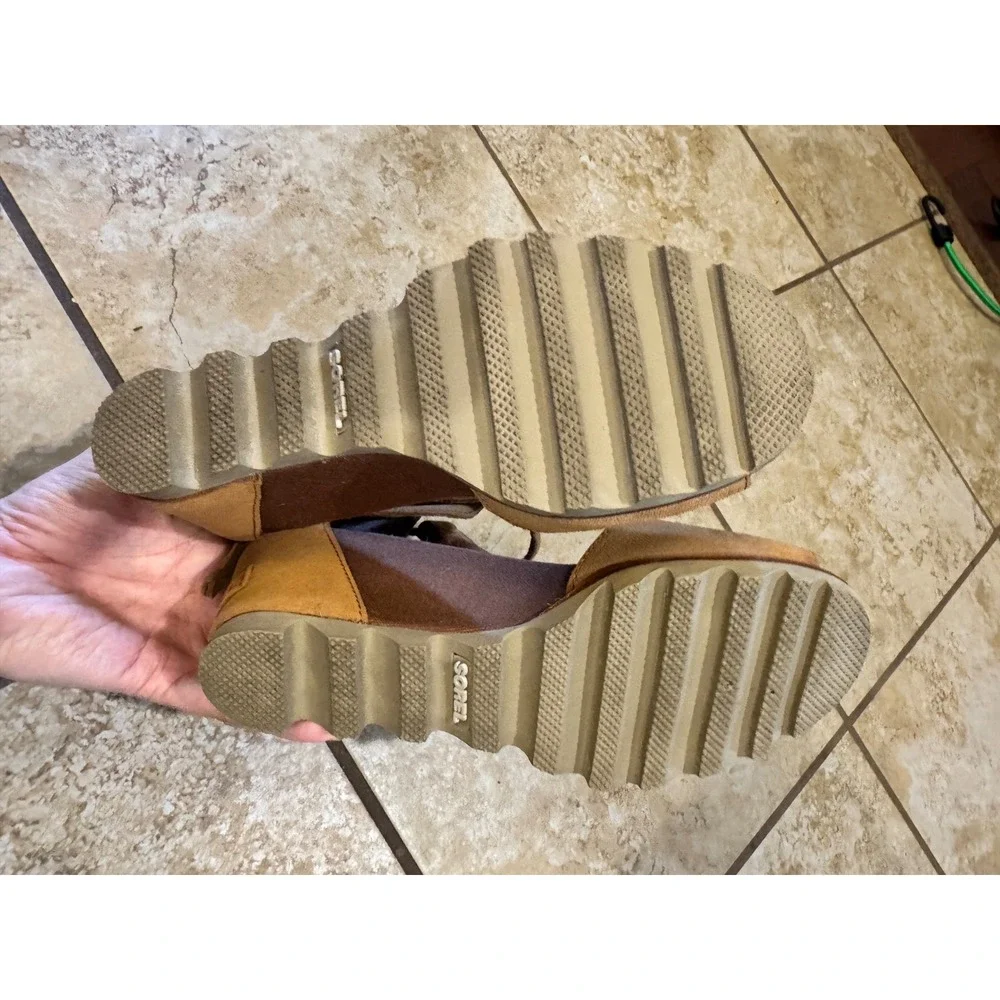 Sorel Joanie II Ankle Strap Wedge Sandals Tan Leather Scalloped Sole Women